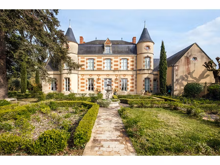 château rénové avec piscine aux portes de poitiers