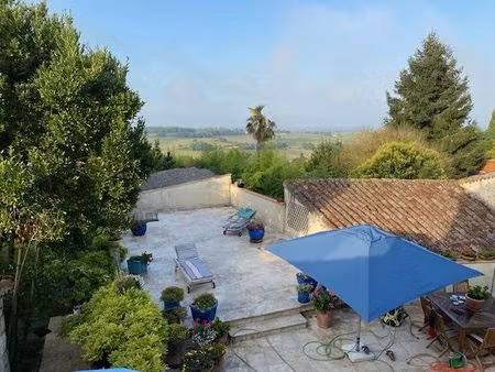 belle maison en pierre avec magnifique jardin et maison d'amis