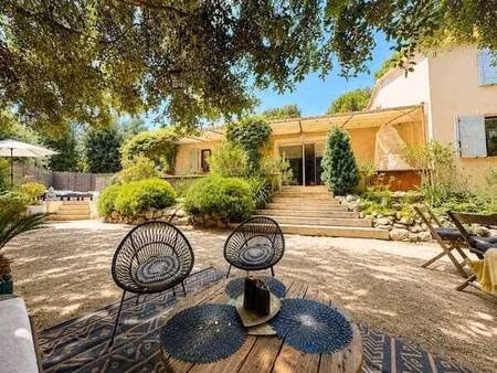 très jolie villa de plain pied avec jardin et piscine