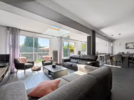 maison individuelle – 5 chambres – terrasse & jardin – sous-sol total – centre de servon