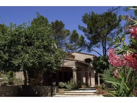 charmante villa avec piscine à montfort-sur-argens