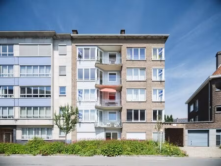stijlvol tweeslaapkamerappartement met mid-century karakter nabij gent-sint-pieters