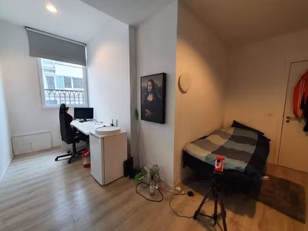 grote moderne studentenkamer met eigen badkamer