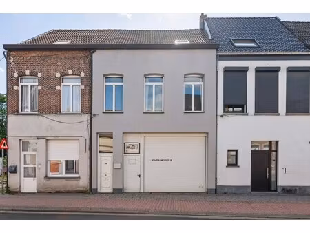 riant magazijn met woonst centraal gelegen te lier