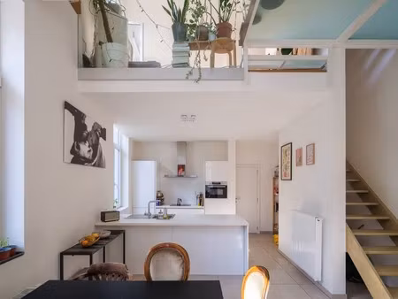 hoekwoning met aangenaam volumespel  3 slaapkamers  aparte fietsenberging en twee zongeric