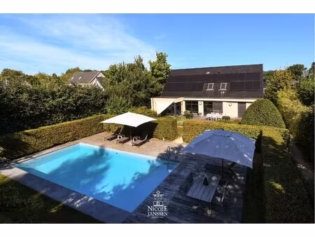 ruime woning met zwembad
