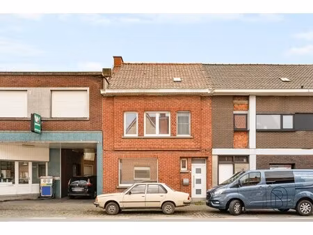 te renoveren gezinswoning met 3 slaapkamers en grote tuin!