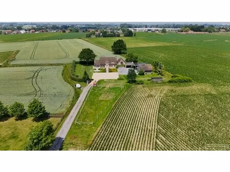 uitzonderlijk gelegen villa met polyvalent bijgebouw op 3500 m²  omringd door groen en lan