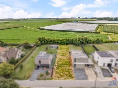 knappe bouwgrond voor een halfopen bebouwing op een rustige locatie