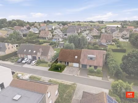 in optie - op te frissen halfopen woning met 3 slaapkamers  tuin en garage in de patine