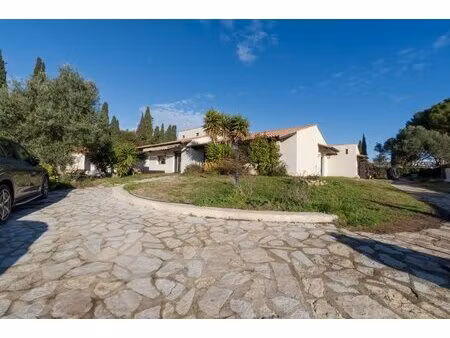 maison 4 pièces de plain-pied de 138 m2 avec piscine