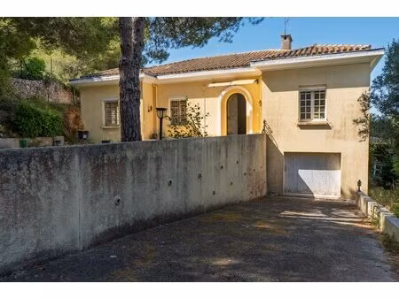 maison de 204 m² avec garage situé dans la pinède en bas du mont saint clair