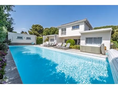 villa contemporaine de 186 m² habitables avec piscine