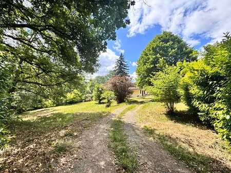 aux portes de périgueux  charmante maison avec fort potentiel sur 8 491 m² de terrain...