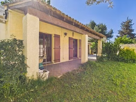 maison de plain pieds sur un terrain arboré