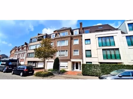 ruim appartement in residentiële straat