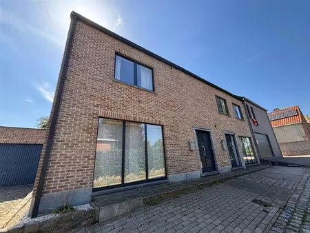 rustig gelegen woning met 2 slaapkamers en garage