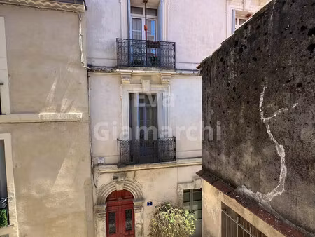 t2 - écusson - centre historique de montpellier