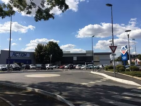 location commerce pontault combault 77340 952m²