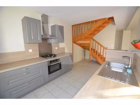maison avec extérieur et garage