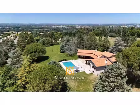 propriété familiale d'exception sur 1 hectare avec piscine