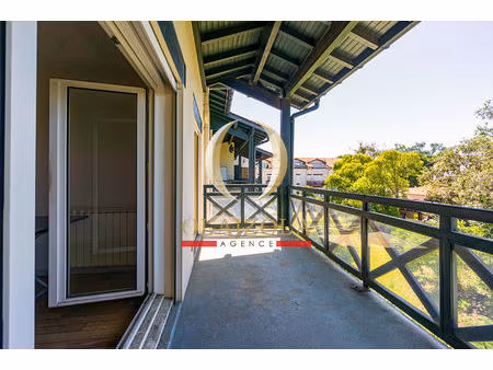 anglet - appartement t2 avec vaste terrasse  cave et parking.