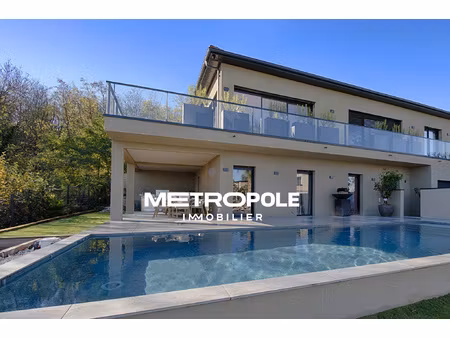 maison contemporaine d'environ 180 m2 avec piscine et vue