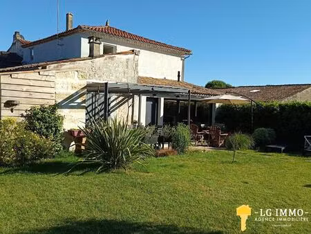 maison de trois chambres situées dans un cadre tranquille  à côté d'un joli port.