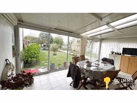 ensemble de deux maisons donnant sur un jardin clos et arboré en centre ville de rioux