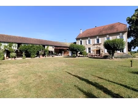 maison de caractère rénovée  comprenant 3 chambres  avec piscine chauffée  dépendances...