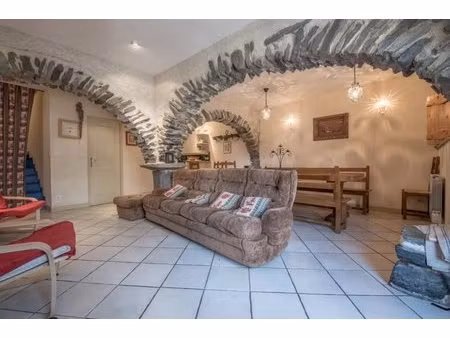 maison de village édifiée sur 3 niveaux