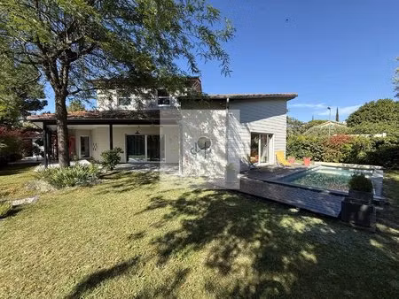 maison de 4 chambres avec piscine.