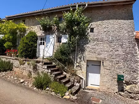 charmante maison de village en pierre avec cours privatives au coeur de...