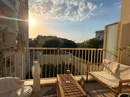 à visiter sans tarder - 2 pièces avec balcon en plein centre-ville