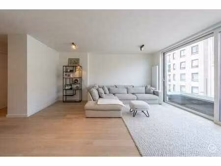 magnifique triplex spacieux (199 m2) dans une rue adjacente