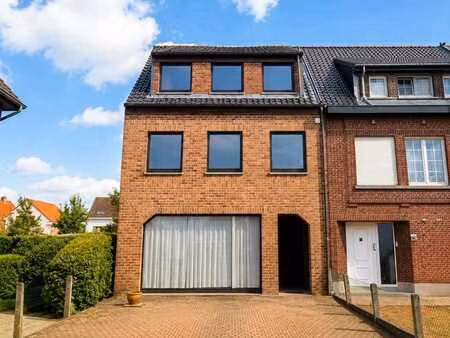 ruime woning met 4 slaapkamers en met commerciële mogelij...