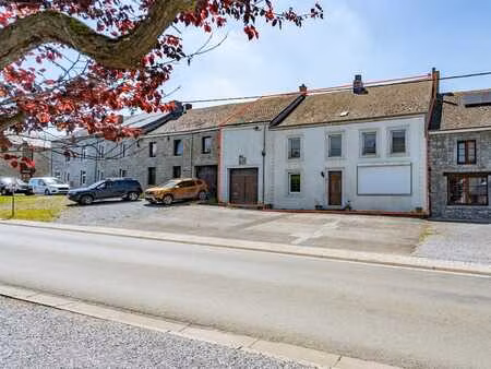 vaste bâtisse avec jardin à rénover au coeur de wellin