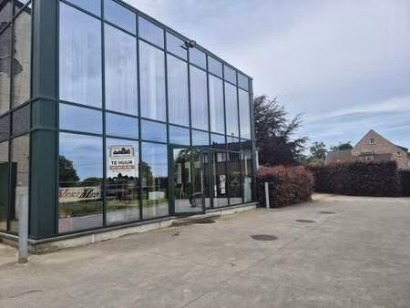 interessant gelegen kantoorruimte met bijhorende parking.