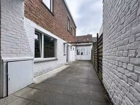 entrepôt de 82 m² avec extérieur  idéalement situé proche du
