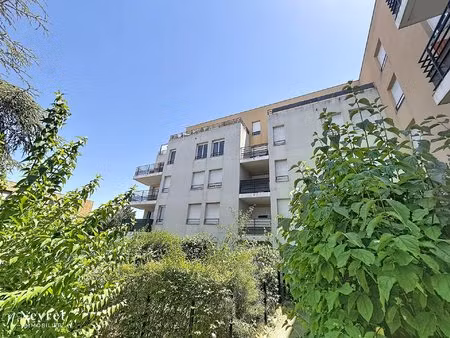appartement t3 de 61 m2 avec balcon  ascenseur et deux parkings limite lyon 8