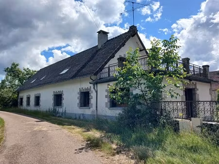 exclusivité   maison de famille avec des grandes dépendances  entre le lac de crescent et.