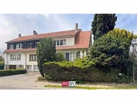 élégante maison avec garage et cadre verdoyant