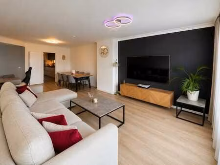 volledig gerenoveerd 2-slaapkamerappartement op toplocati...
