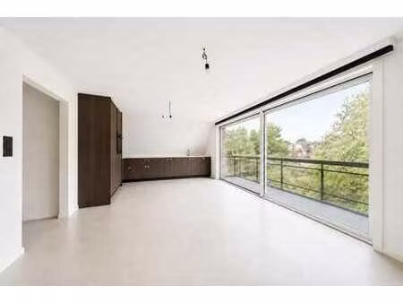 appartement rénové avec terrasse et vue sur la verdure