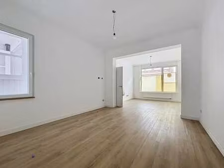 belle maison rénovée de 115 60 m² avec un entrepôt de 82 m²