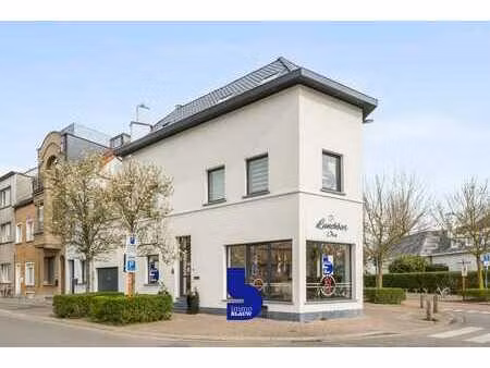 toplocatie: handelspand met garage en ruim appartement boven