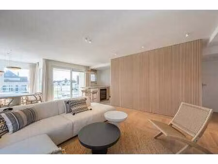 appartement de coin entièrement rénové et lumineux situé ...