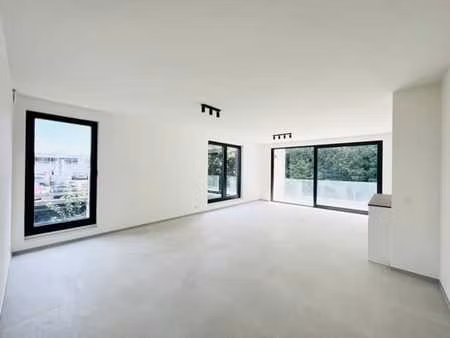 idéalement situé à proximité de l'otan - moderne appartement