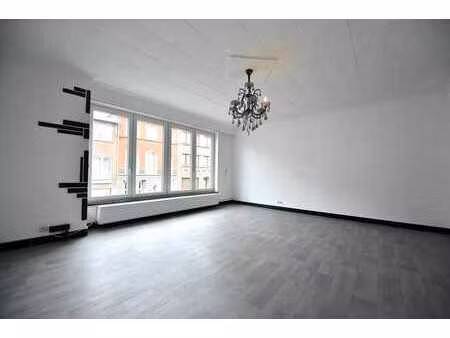 lumineux 2 chambres en parfait état avec garage et parking
