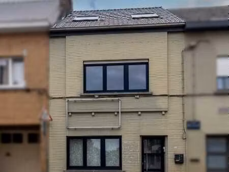 ruime gezinswoning met 4 slk in centrum zottegem